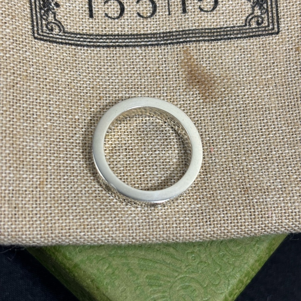 Gucci GG and Bee Engraved Silver Ring - Picture 8 of 9